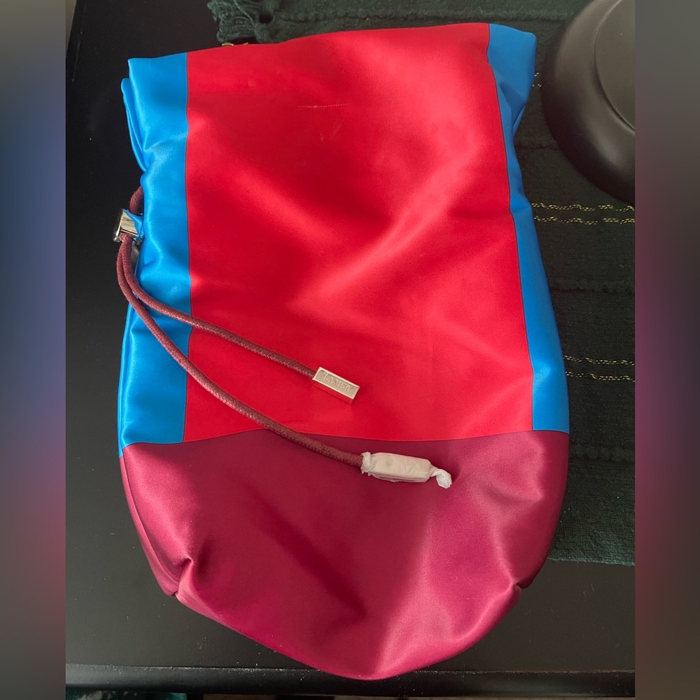 💄LA MER- Holiday Adventure Series, Satin Downstring Cosmetic Bag in Red/Blue